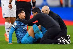 Chấn thương hồi tháng 11 là lý do Son Heung Min phải đeo mặt nạ bảo hộ.