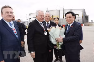 Phó Chủ tịch Quốc hội Hungary Istvan Jakab đón Chủ tịch Quốc hội Vương Đình Huệ tại sân bay quốc tế Budapest Liszt Ferenc. (Ảnh: Doãn Tấn/TTXVN).