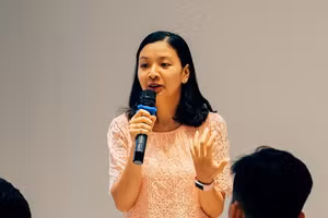 Các học viên của KISS English luôn cảm thấy hứng khởi và tràn đầy năng lượng trong quá trình học tập với Hoàng Minh Thủy.