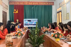 Các đại biểu tham dự SHCM tại điểm cầu chính, Trường tiểu học thị trấn Tân An