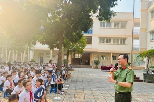 Thượng tá, TS Đào Trung Hiếu giao lưu với học sinh trường Tiểu học Đô thị Việt Hưng 