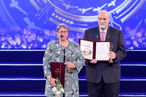 Vợ chồng GS Karim tại lễ Trao giải VinFuture mùa đầu tiên 