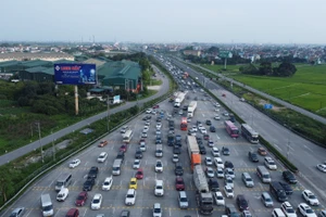 Tại trạm thu phí Pháp Vân - Cầu Giẽ, các phương tiện nối đuôi nhau kéo dài hàng km.