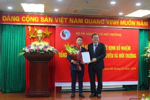 Thứ trưởng Bộ TN&MT Lê Công Thành trao Quyết định bổ nhiệm ông Đào Xuân Hưng làm Tổng Biên tập Tạp chí Tài nguyên và Môi trường.