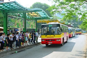 Hà Nội tăng cường bảo đảm trật tự an toàn giao thông, chống ùn tắc giao thông bằng ưu tiên sử dụng xe buýt.