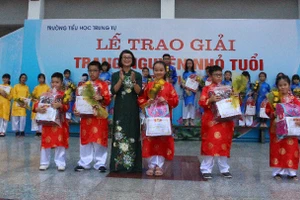 Cô Ngô Phi Khanh - Bí thư chi bộ, Hiệu trường Trường TH Trung Tự chúc mừng các em học sinh đạt giải Trạng Nguyên năm học 2018 - 2019. 