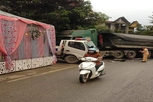 Hiện trường vụ tai nạn, cạnh vị trí đám cưới dựng trên quốc lộ. 