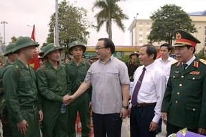 Đồng chí Hoàng Trung Hải, Ủy viên Bộ Chính trị, Bí thư Thành ủy Hà Nội động viên thanh niên huyện Thanh Trì lên đường nhập ngũ. 