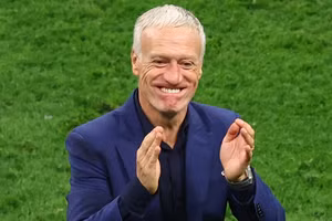 HLV Didier Deschamps chính thức gia hạn hợp đồng với tuyển Pháp.