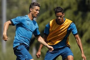 Raphael Varane có cơ hội tái ngộ Ronaldo ở Al Nassr