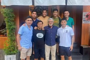 HLV Calisto tham dự trận cầu đặc biệt ở Thành phố Hồ Chí Minh.