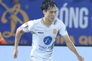 Văn Toàn chưa có bàn thắng sau 3 trận đấu cho Nam Định FC.