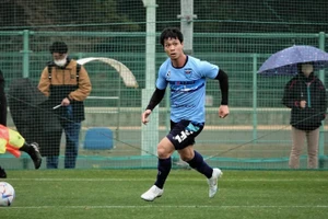 Yokohama FC thua tan nát Kyoto Sanga trong ngày Công Phượng ngồi ngoài.