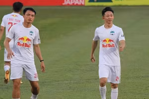 Châu Ngọc Quang làm khán giả ở vòng 7 V.League.