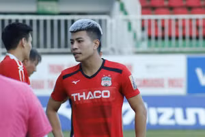 Đinh Thanh Bình chuẩn sang Singapore để điều trị chấn thương.