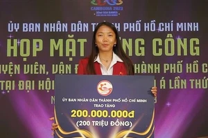 Huỳnh Như nhận phần thưởng 200 triệu đồng từ Ủy ban nhân dân TP Hồ Chí Minh.