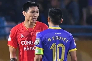 Văn Quyết có pha to tiếng với Đoàn Văn Hậu vòng 2 V.League trên sân Hàng Đẫy.