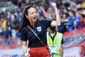 Madam Pang giúp cầu thủ Thái Lan có cơ hội sang Tây Ban Nha chơi bóng hậu AFF Cup.