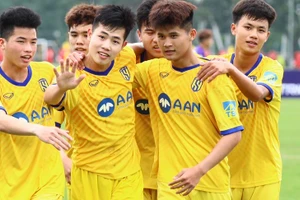 U17 Sông Lam Nghệ An là một trong hai đội bóng đầu tiên vào bán kết U17 quốc gia.