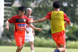 HLV Henrique Calisto sắp tái ngộ tiền đạo Văn Quyến