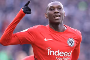 Kolo Muani lọt tầm ngắm của MU và Bayern Munich.