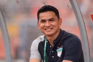 HLV Kiatisak hài lòng với màn trình diễn của các học trò trên sân Thiên Trường.