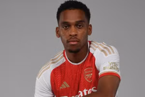 Jurrien Timber chính thức gia nhập Arsenal.