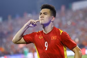 Tiến Linh sánh ngang thành tích ghi bàn của Huỳnh Đức ở AFF Cup.