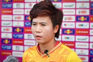 Tuyết Dung được báo chí Anh ngợi khen trước thềm World Cup.