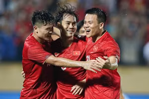 ĐT Việt Nam tụt bậc trên bảng xếp hạng FIFA sau trận thua Iraq.