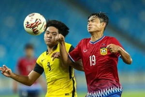 Nalongsit Chanthalangsy (số 19) mang hai dòng máu Việt - Lào.