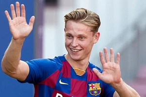 De Jong tiếp tục ở lại Barca dù được nhiều lời mời gọi.