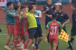  HLV CLB Bình Phước đã xô xát với trọng tài trong trận đấu với Hòa Bình FC