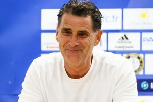HLV Didier Tholot sắp rời Pau FC.