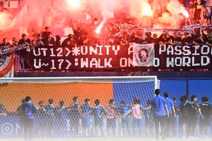 Bóng đá Thái Lan đối diện án phạt nặng từ AFC khi để các CĐV đốt pháo sáng ở trận gặp Hàn Quốc.