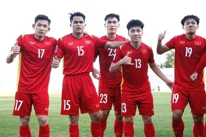 U23 Việt Nam thi đấu vòng loại U23 châu Á trên sân Việt Trì, Phú Thọ.