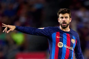 Gerard Pique trách Barca bỏ lỡ Messi dù bán đi một loạt cầu thủ.