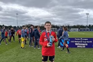 Con trai Rooney tỏa sáng giúp đội trẻ MU đánh bại Man City.