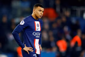 Mbappe tập luyện trở lại trong màu áo PSG.