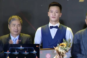 Nguyễn Hoàng Đức nhận danh hiệu Cầu thủ xuất sắc nhất Night Wolf V-League 2023.