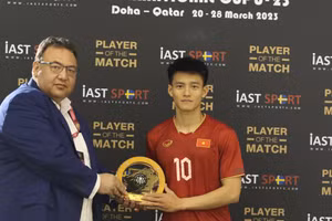 Nguyễn Thanh Nhàn giành giải thưởng cầu thủ xuất sắc nhất trận gặp U23 Kyrgyzstan.