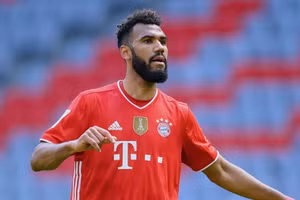 Eric Maxim Choupo-Moting làm khán giả ở trận gặp Man City vì chấn thương.