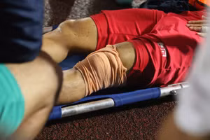 Lê Mạnh Dũng của Hải Phòng gặp chấn thương nặng ở trận gặp Nam Định tại Cúp quốc gia.