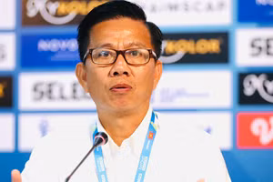 HLV Hoàng Anh Tuấn chưa hài lòng với chiến thắng của các học trò.