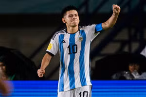 Claudio Echeverri nhận nhiều lời khen từ huấn luyện viên Xavi.