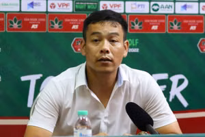 HLV Huy Hoàng không giấu được nỗi sau trận thua Viettel ở vòng 10.