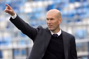 Zidane cân nhắc tái hợp với Real Madrid.