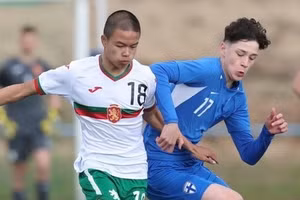 Tiền vệ Việt kiều Đỗ Chung Nguyên (số 18) được nhiều tuyển trạch viên châu Âu.