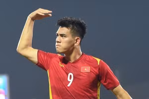 Tiến Linh cùng Việt Hưng bị HLV Troussier trả về CLB vì chấn thương.