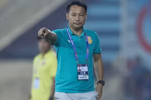 HLV Vũ Hồng Việt hài lòng với trận thắng Quảng Nam.